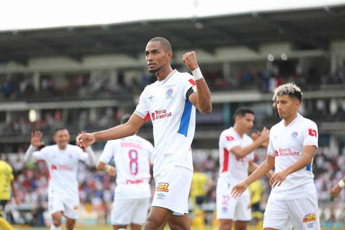 Jerry Bengtson celebrando su gol que abrió el marcador en el Olimpia vs Génesis.