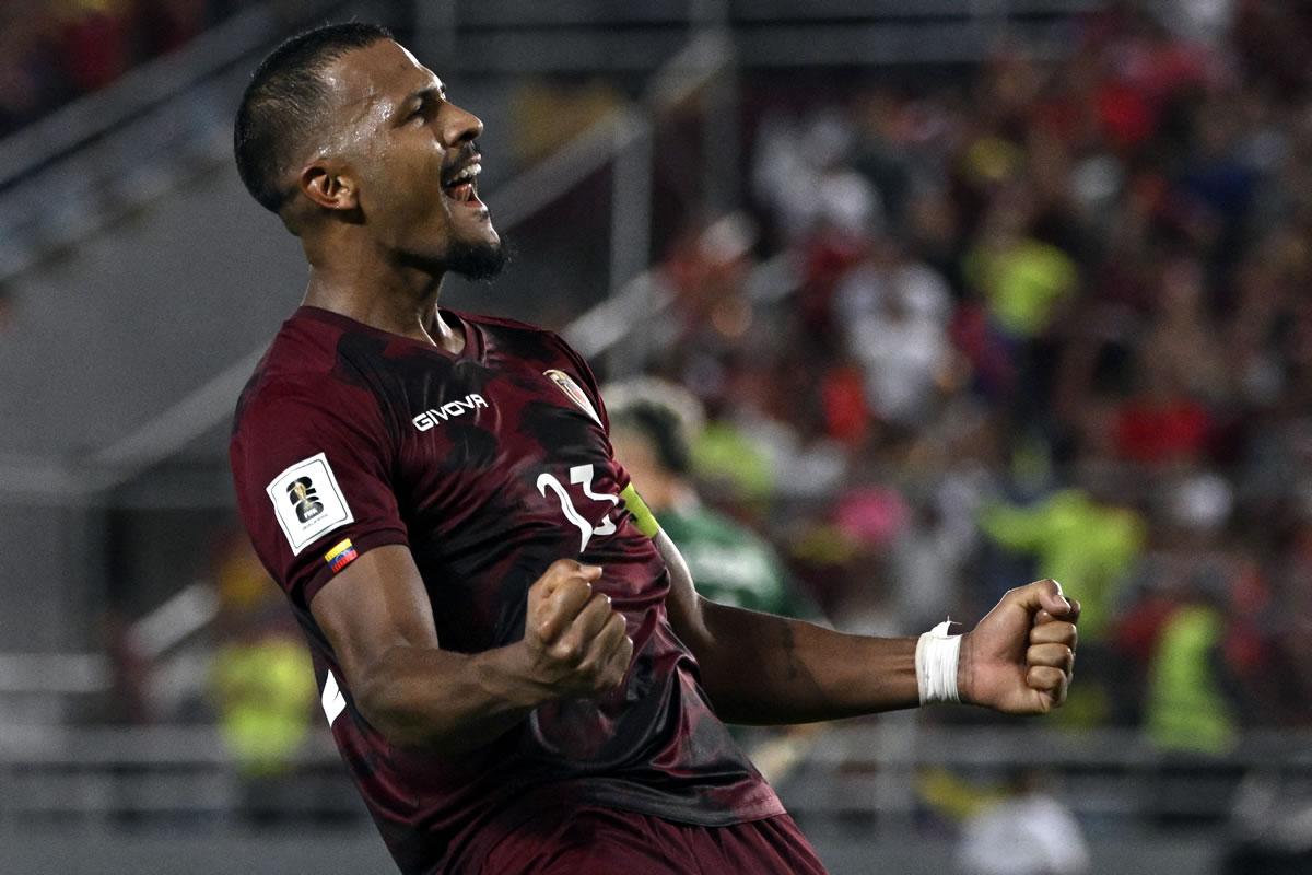 Salomón Rondón celebrando su gol para el triunfo importante de la Vinotinto.