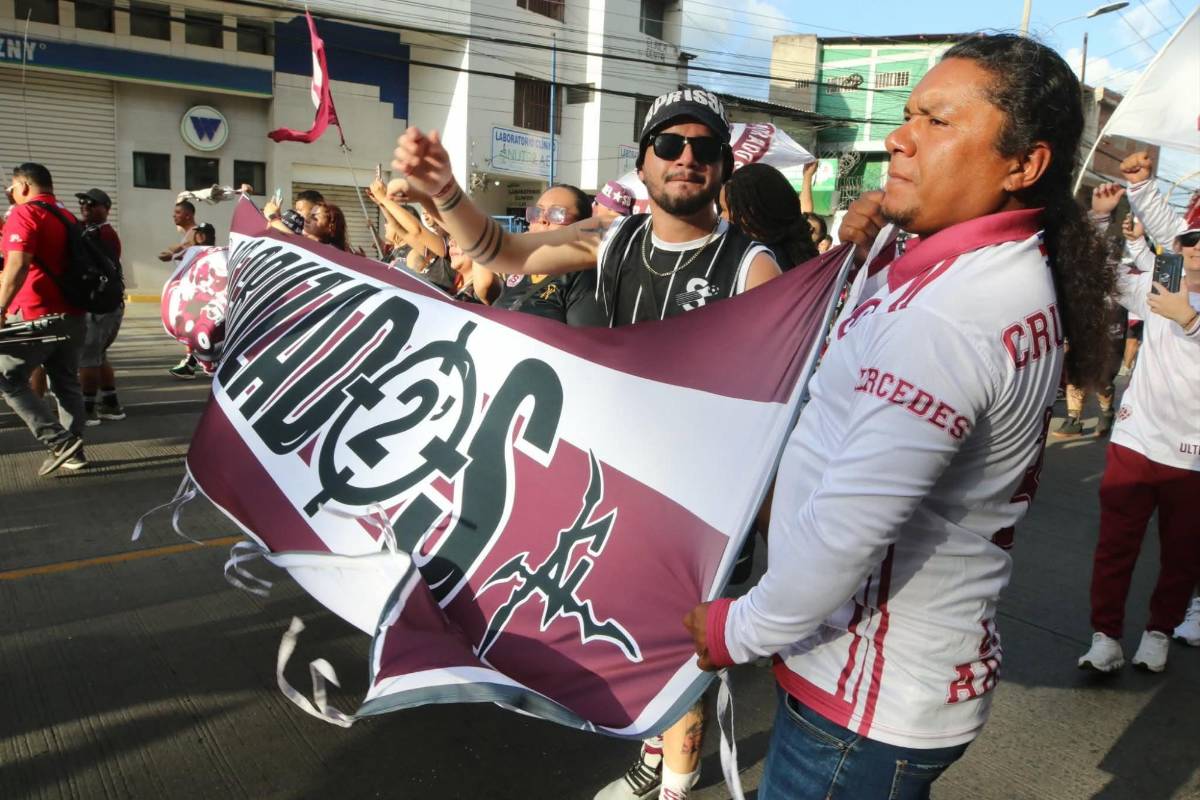 ¡Nadie lo esperaba! Barras de Olimpia y Saprissa protagonizan insólito momento en Tegucigalpa