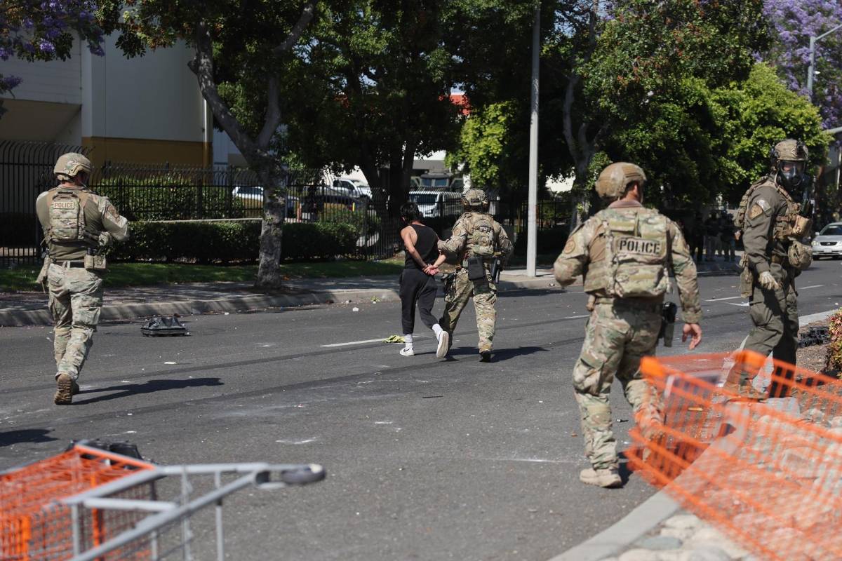 Caos en Los Ángeles por violentas protestas contra la cacería de migrantes