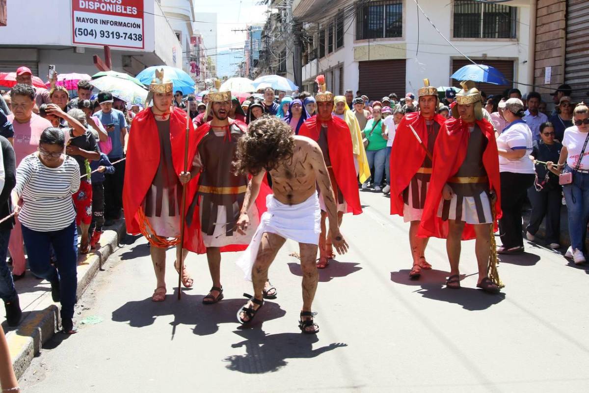 Con fe y devoción, hondureños reviven la Pasión de Cristo en Viernes Santo