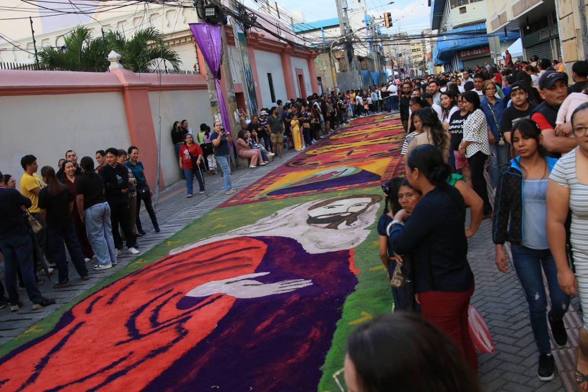 Santo Entierro: entre silencio y fe, fieles acompañan el cuerpo de Jesús