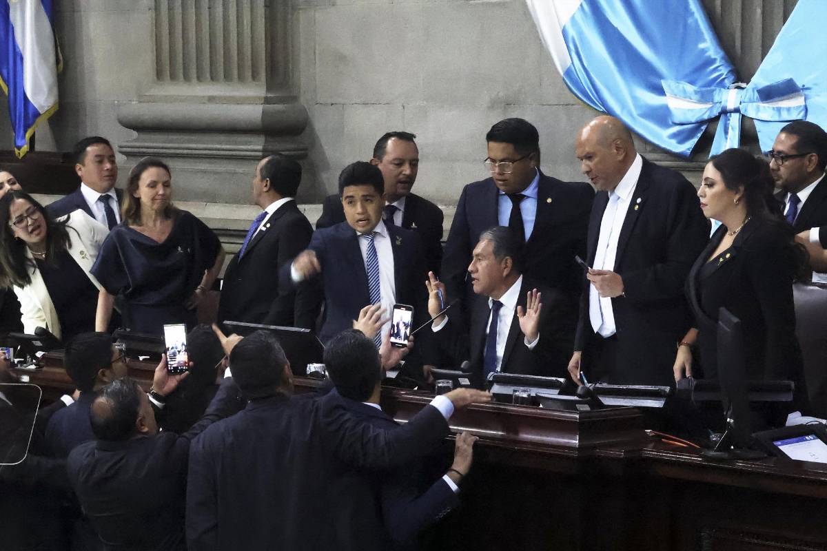 Congreso de Guatemala revoca suspensión del partido de Arévalo
