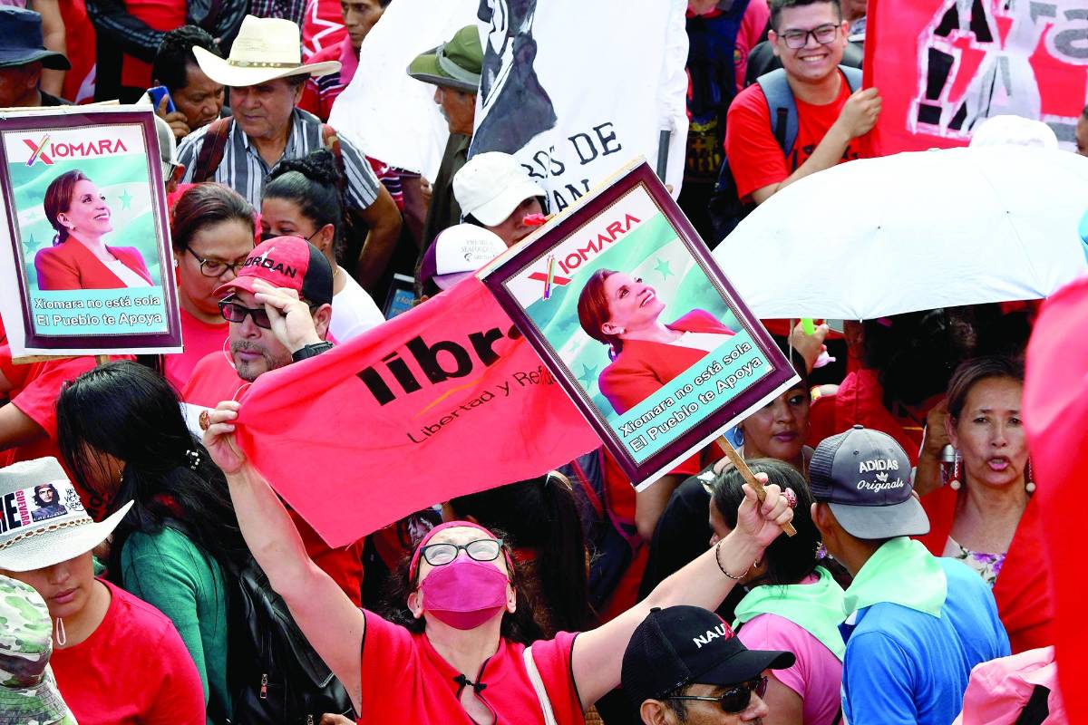 Los colectivos de Libre y activistas también se desplazaron a las cercanías del Congreso para respaldar petición de elegir al fiscal.