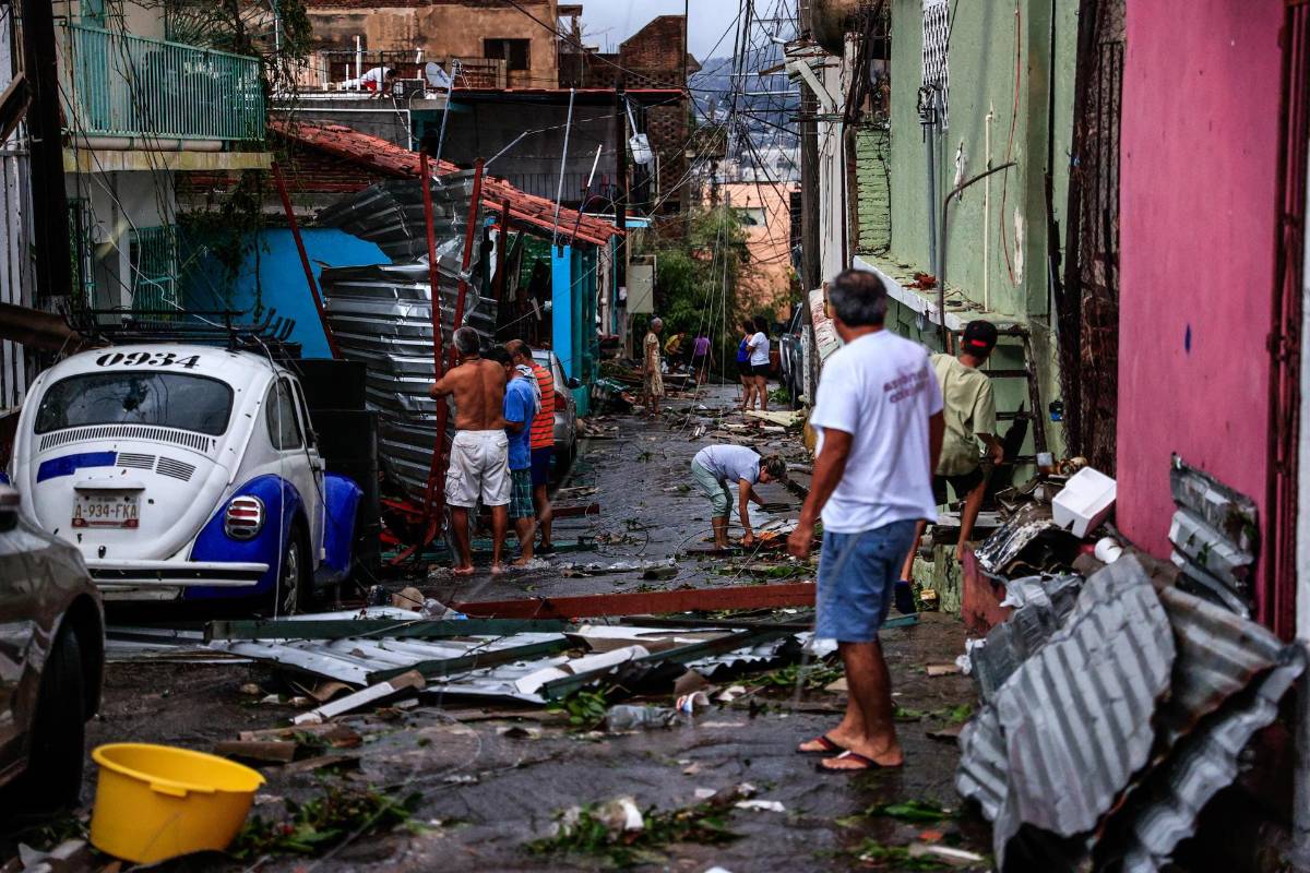 Fotografía de una calle residencial afectada por el paso del huracán Otis, hoy, en el balneario de Acapulco, en el estado de Guerrero (México).