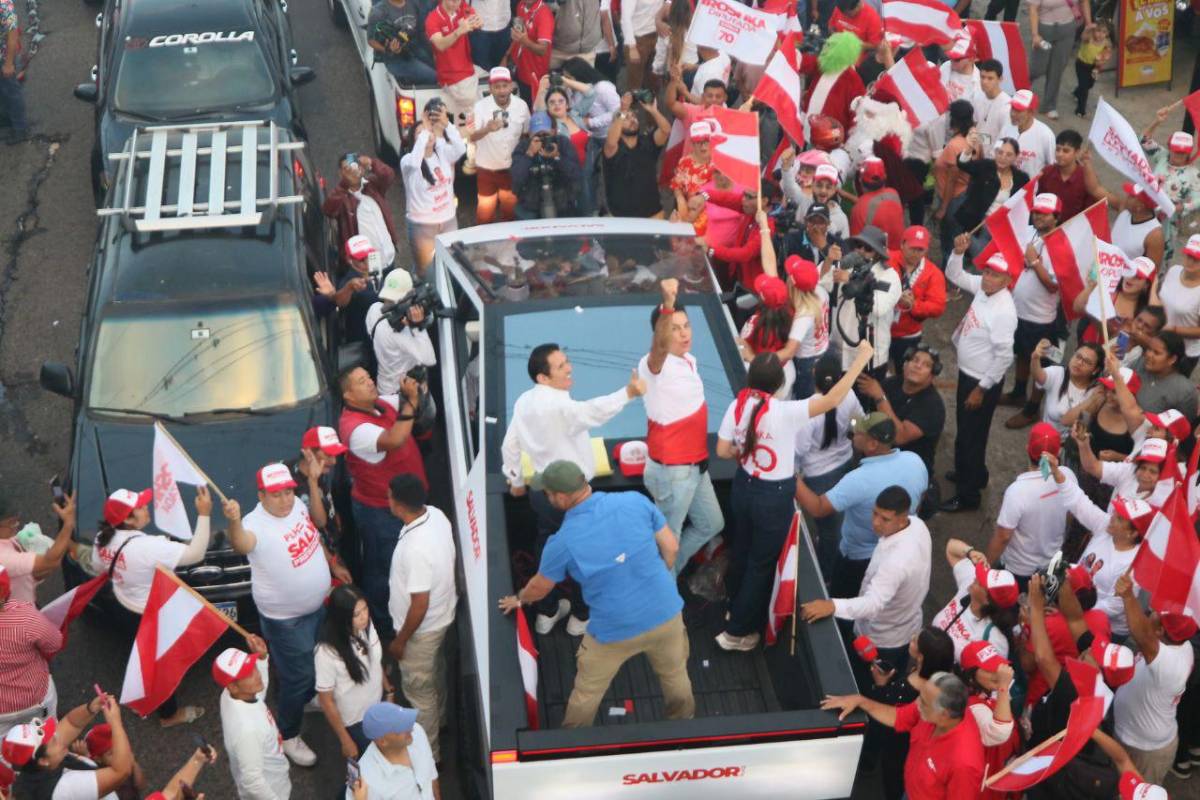 Salvador Nasralla recorre Tegucigalpa en su lujoso Cybertruck