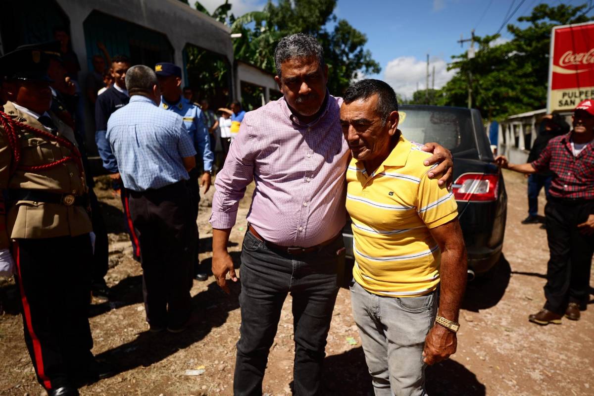 ¿Quién es el oficial que lloraba en el funeral del inspector Kevin Pérez?