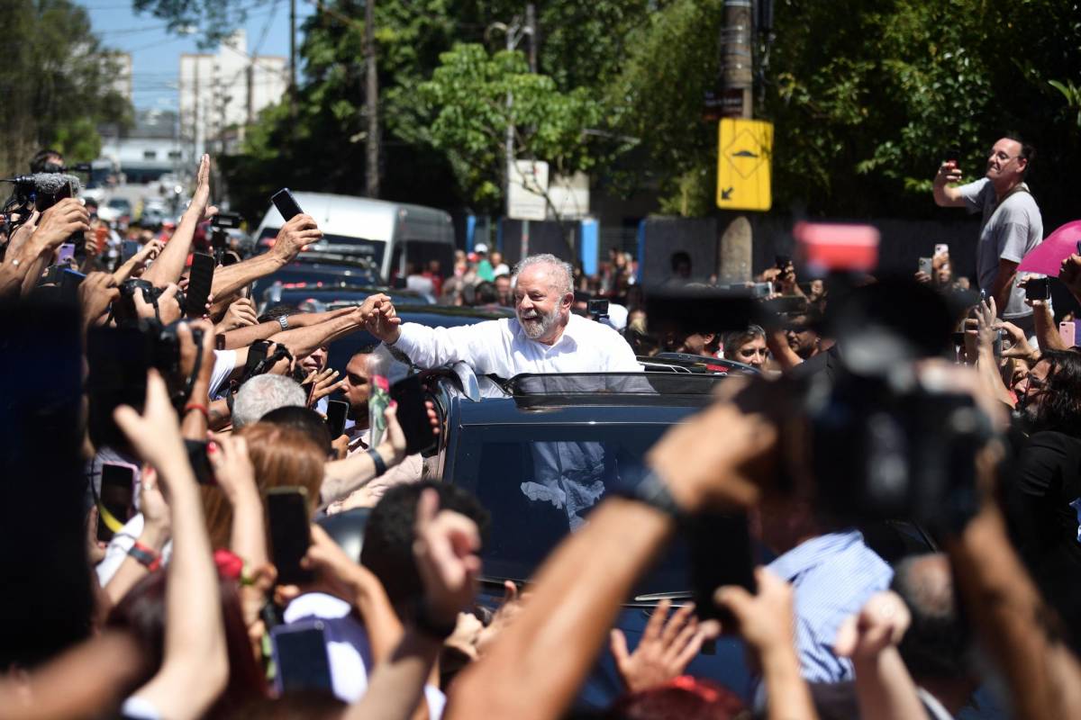 Brasil vota en incierto balotaje entre Lula y Bolsonaro