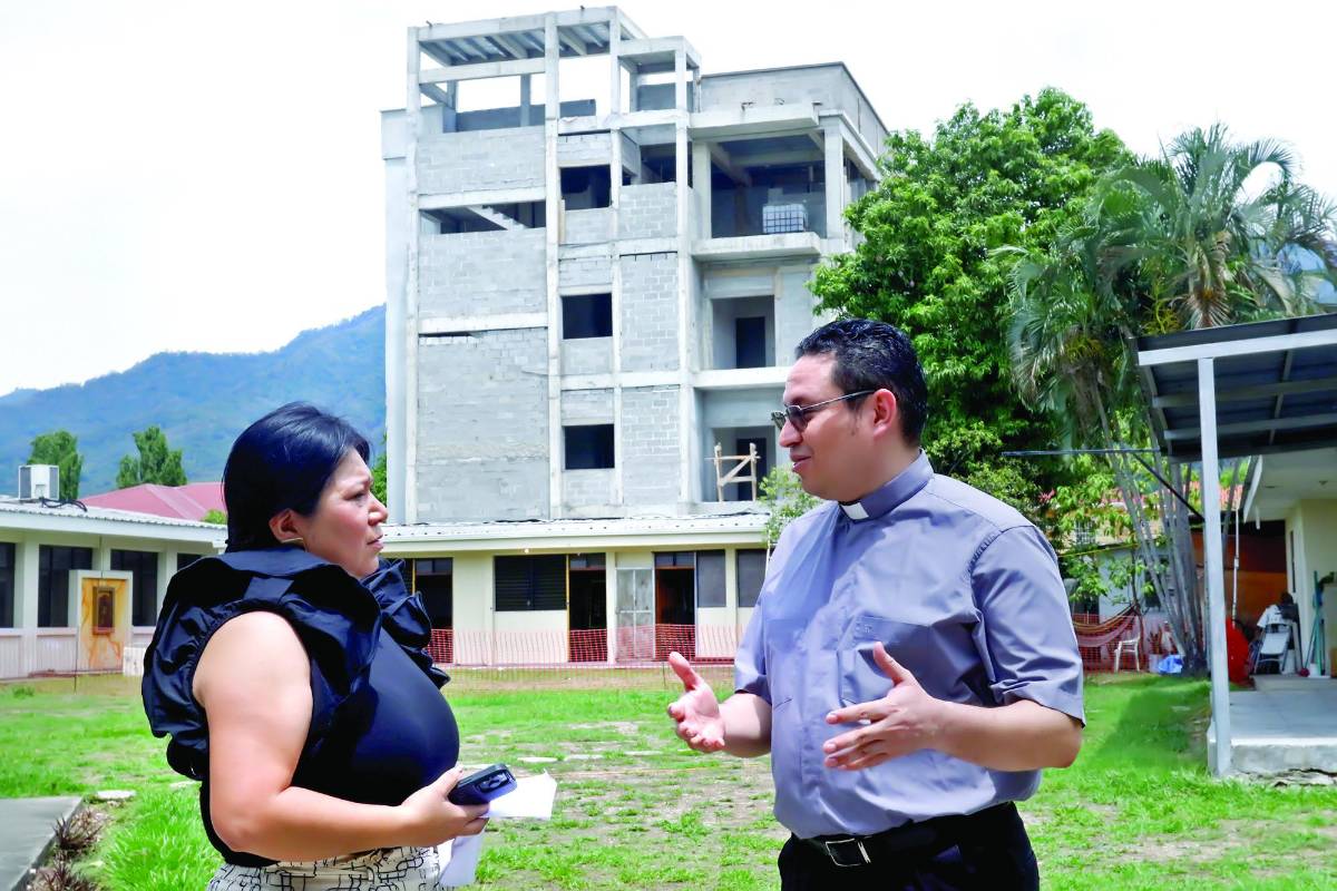 Lisseth García, periodista de diario LA PRENSA y el párroco Alex Ramos.