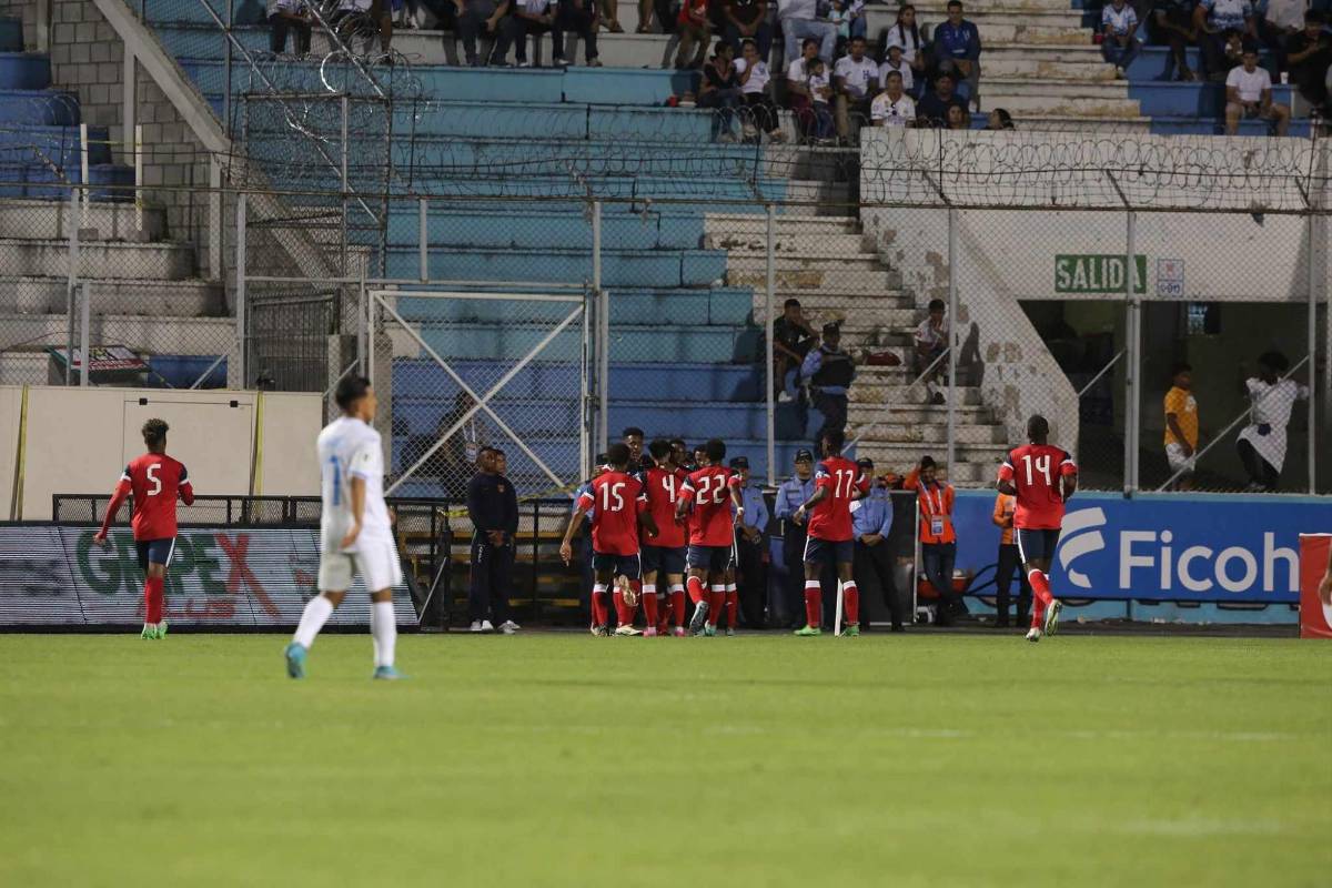 Jugadores de Cuba celebrando el gol marcado ante Honduras.