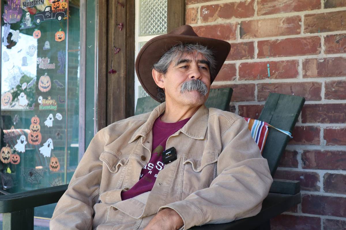 El tejano Jessie Fuentes habla con EFE durante una entrevista, el 18 de octubre de 2023, en el porche de su casa en Eagle Pass, Texas (EE. UU).