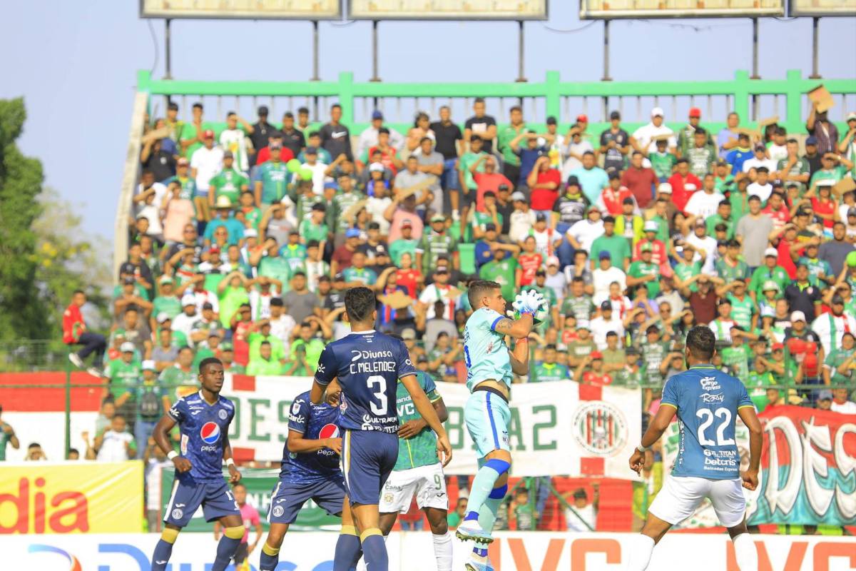 Jonathan Rougier, portero del Motagua, se queda con la pelota tras centro de José Aguilera.