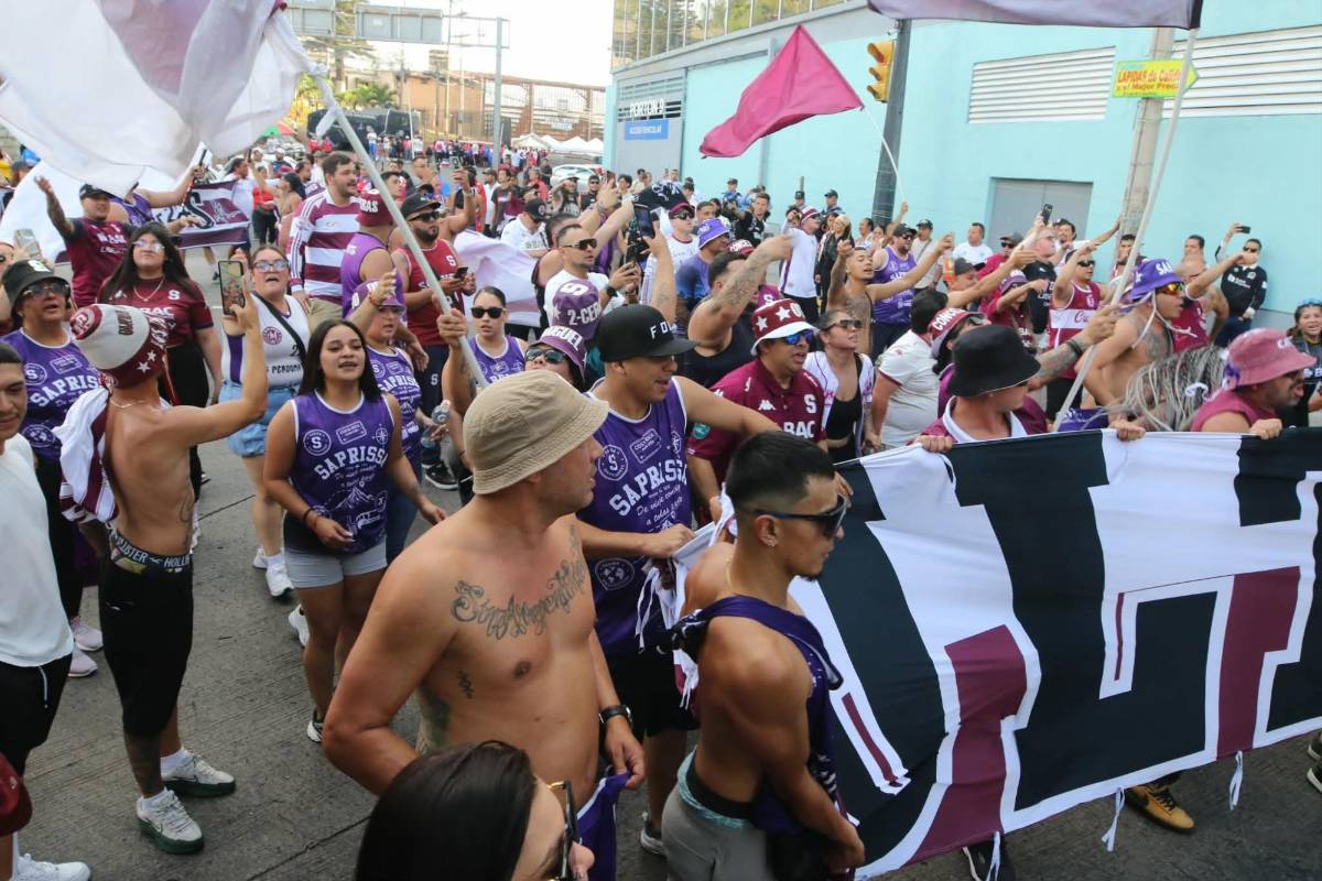 ¡Nadie lo esperaba! Barras de Olimpia y Saprissa protagonizan insólito momento en Tegucigalpa