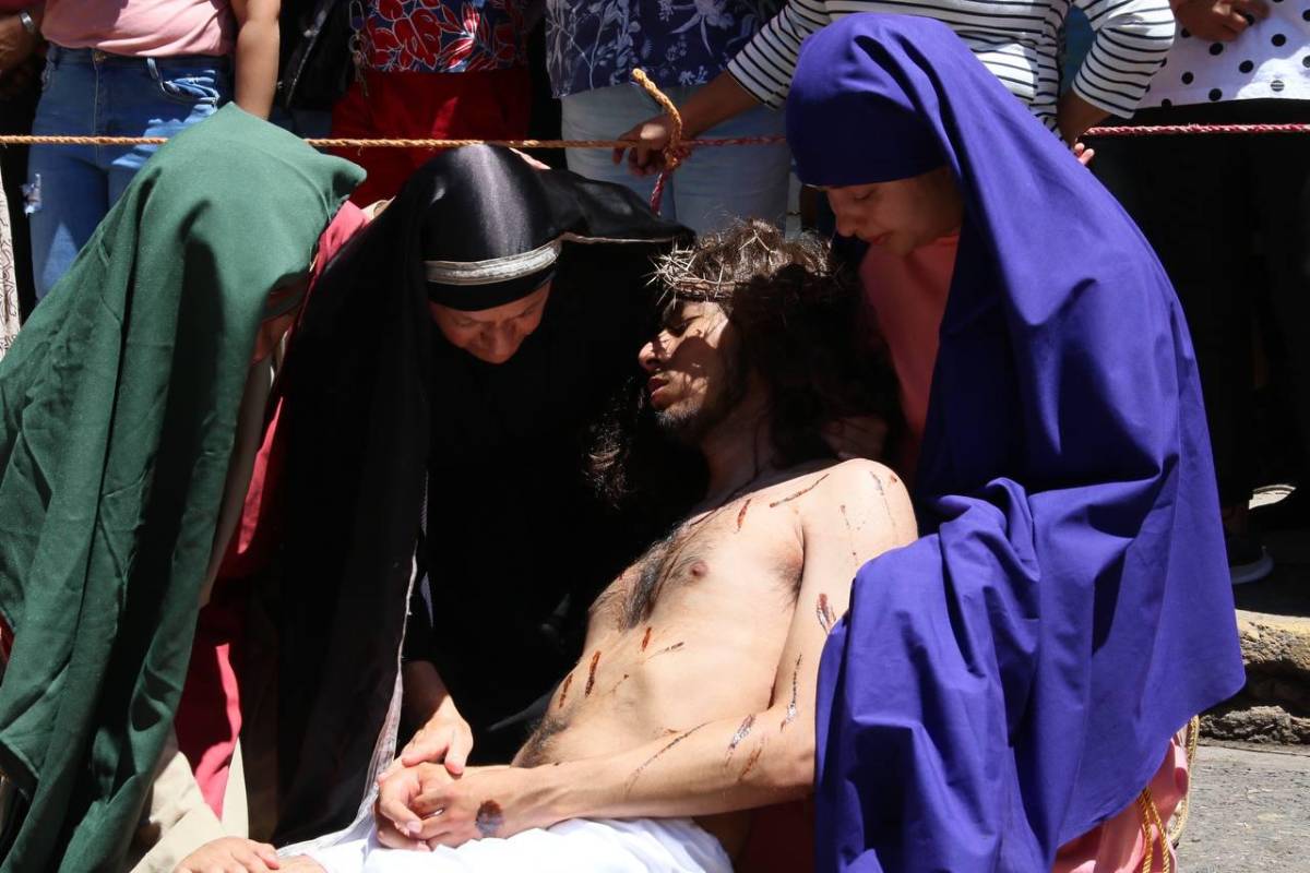 Con fe y devoción, hondureños reviven la Pasión de Cristo en Viernes Santo