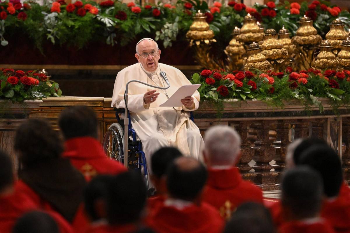 El Papa ha realizado las misas desde una silla de ruedas por sus problemas de mobilidad.