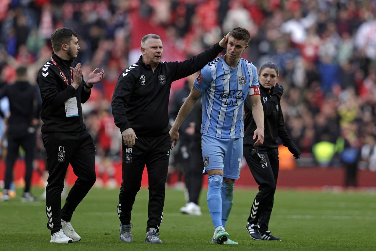 El capitán del Coventry City erró su lanzamiento penal y el United no falló para evitar la eliminación de la FA Cup.