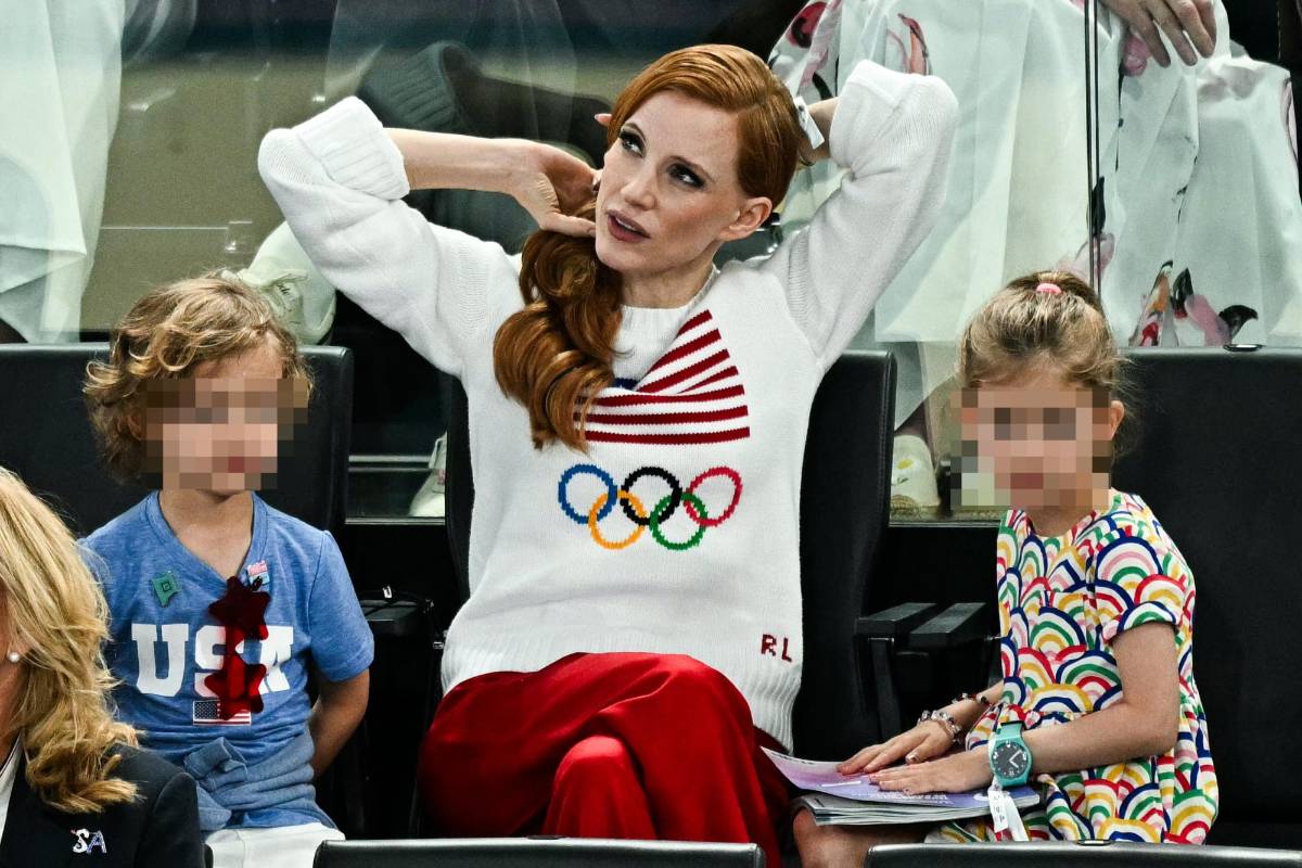 La actriz Jessica Chastain disfruta del baloncesto juto a sus hijos.