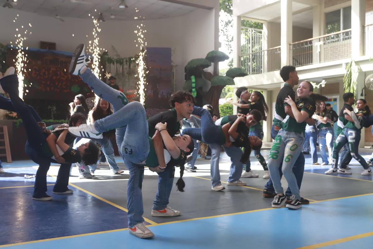 FOTOS: Seniors 2026 de la Franciscan School celebran su entrada triunfal