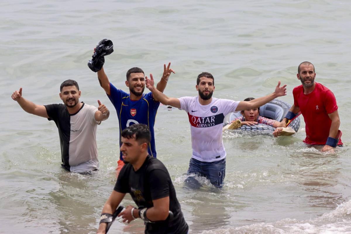El caos se apodera de la frontera de Ceuta: miles de jóvenes quieren llegar a España