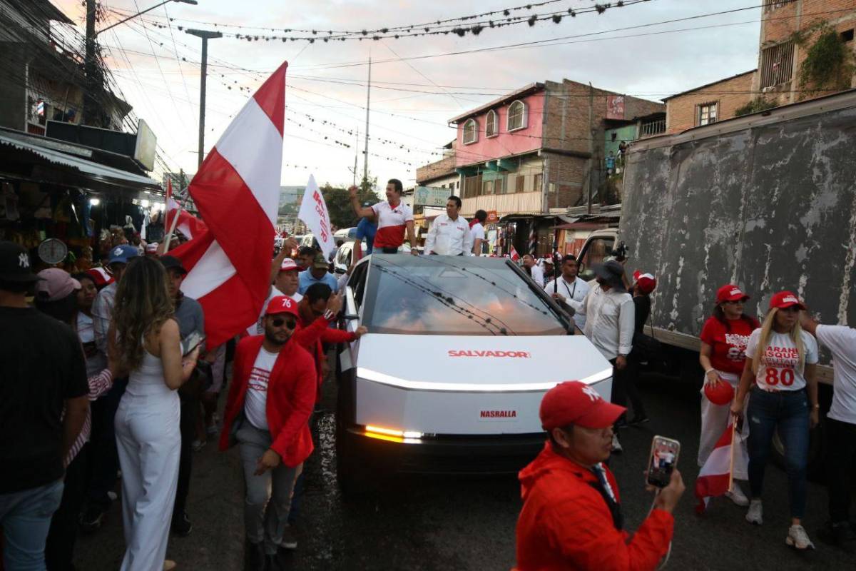 Salvador Nasralla recorre Tegucigalpa en su lujoso Cybertruck