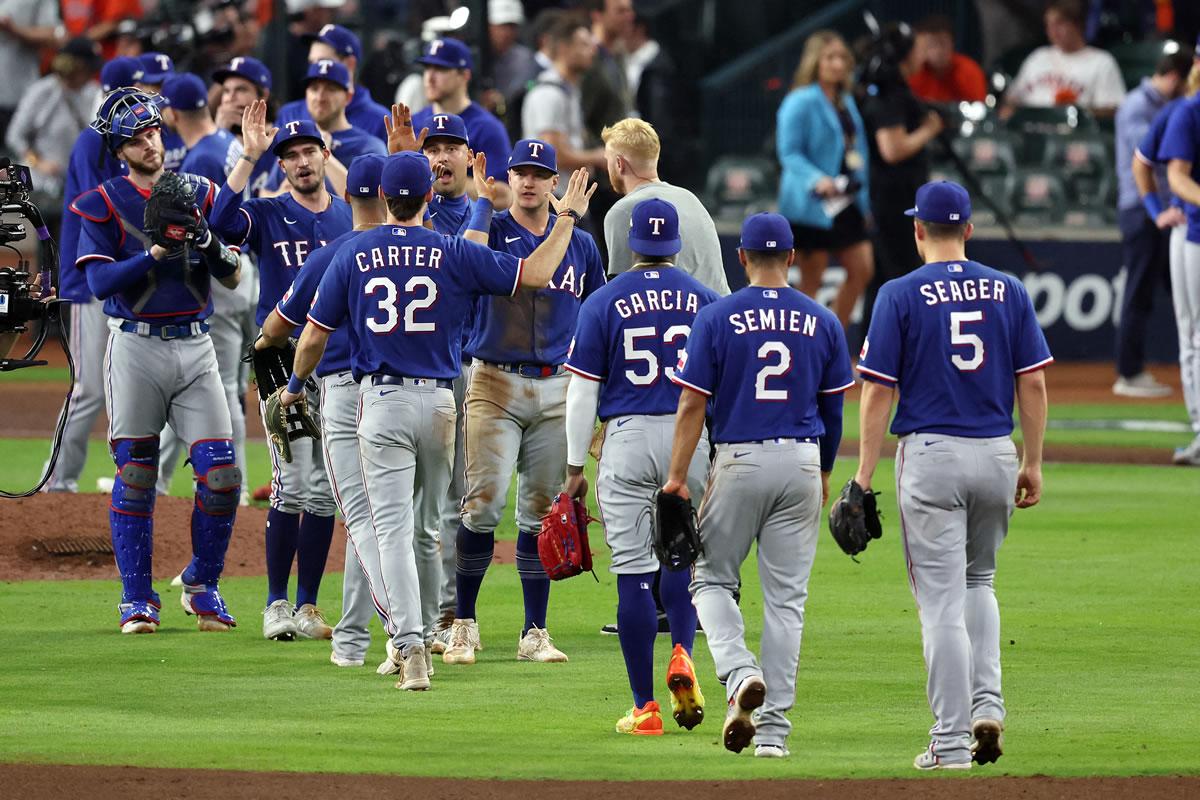 Los Astros de Mauricio Dubón sufren paliza y Rangers igualan la serie 3-3