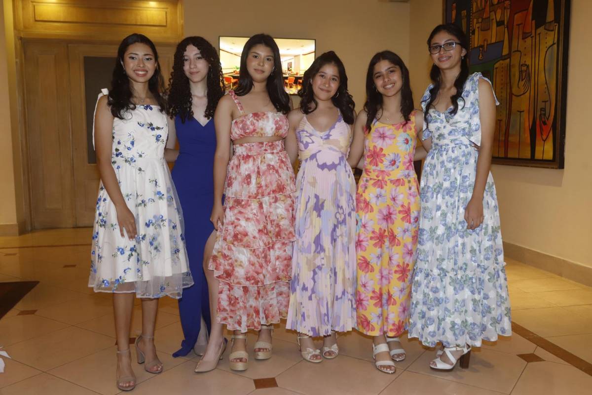 Seniors 2025 de la Happy New Dawn realizan su desayuno