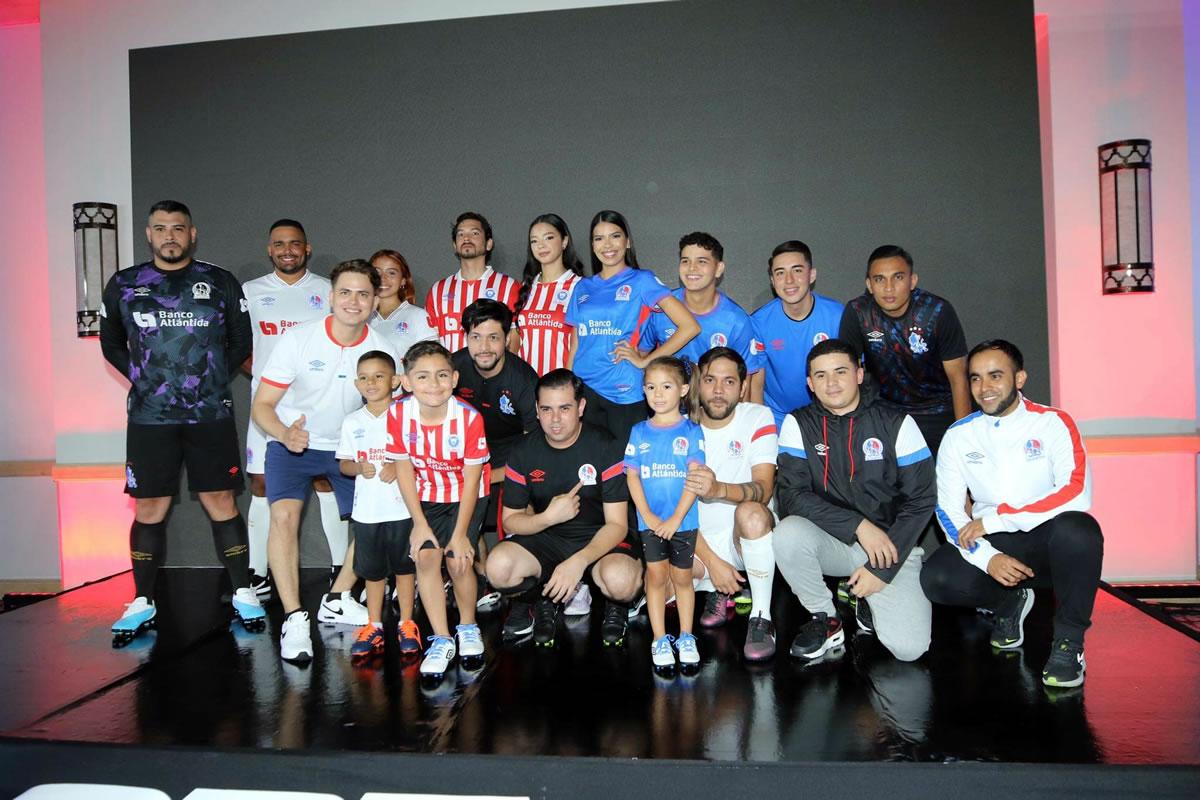 Olimpia también compartió las indumentarias de entreno, sudaderas y polos que ya están disponibles.