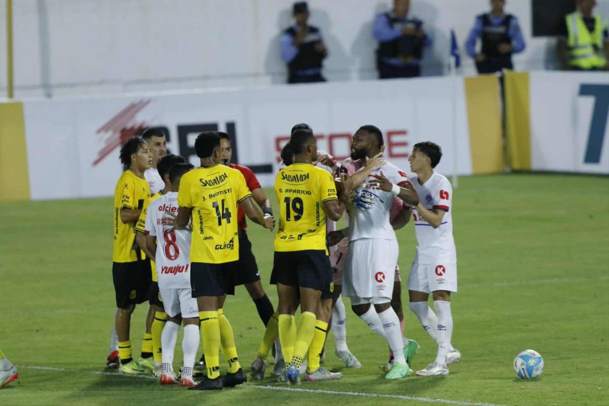 Peleas en el Real España-Olimpia, lo que pasó con Menjívar y brasileña sorprende