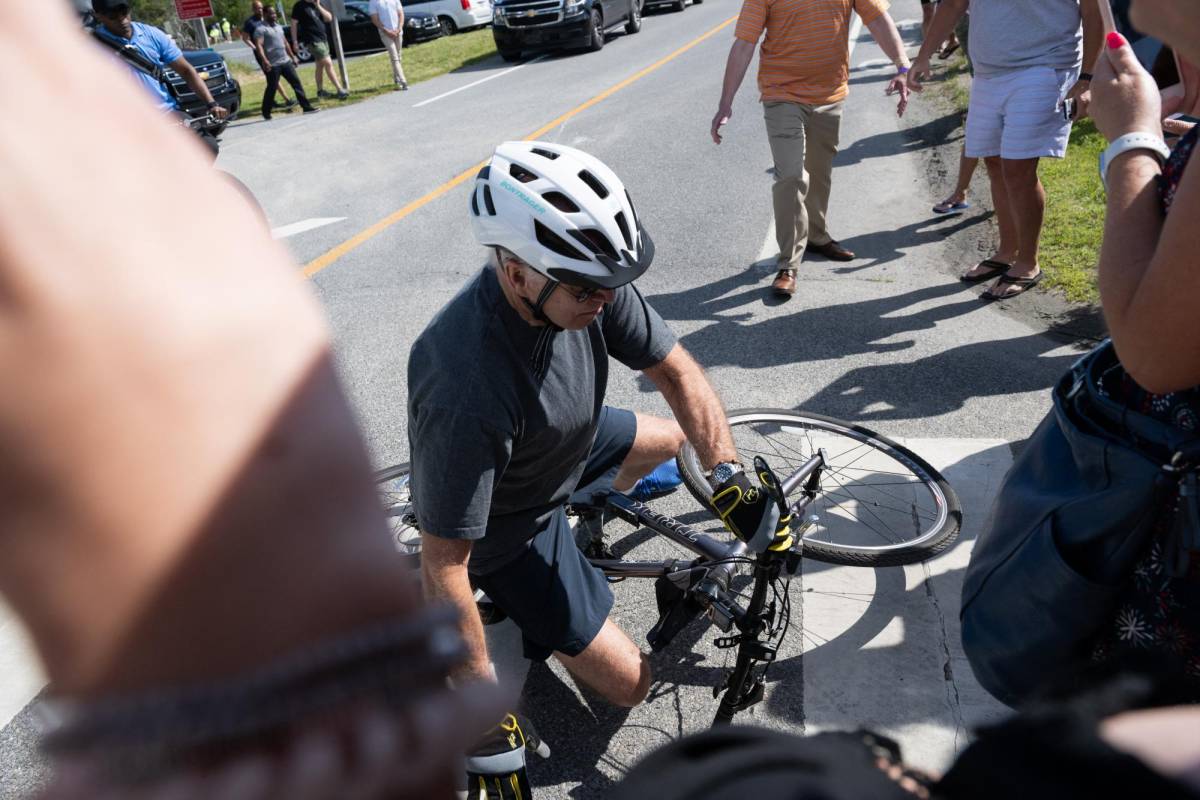 Video: Biden sufre caída al tratar de bajarse de su bicicleta