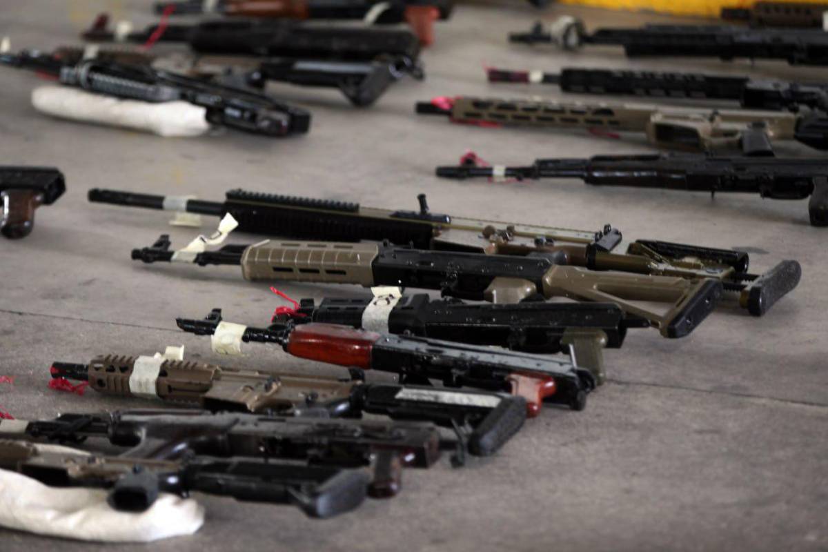 Bañadas en oro: el poderoso armamento decomisado por Honduras