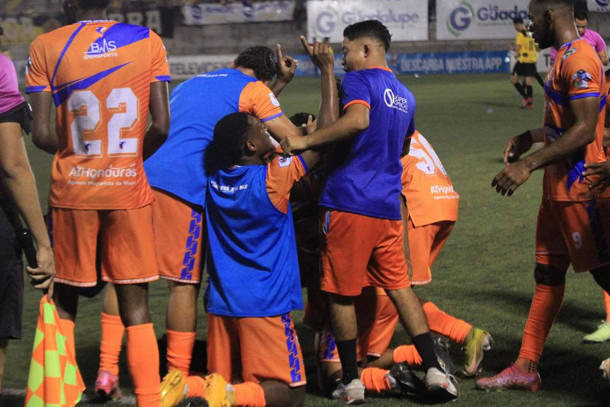 Los jugadores de la UPN celebrando el gol de Rembrandt Flores.