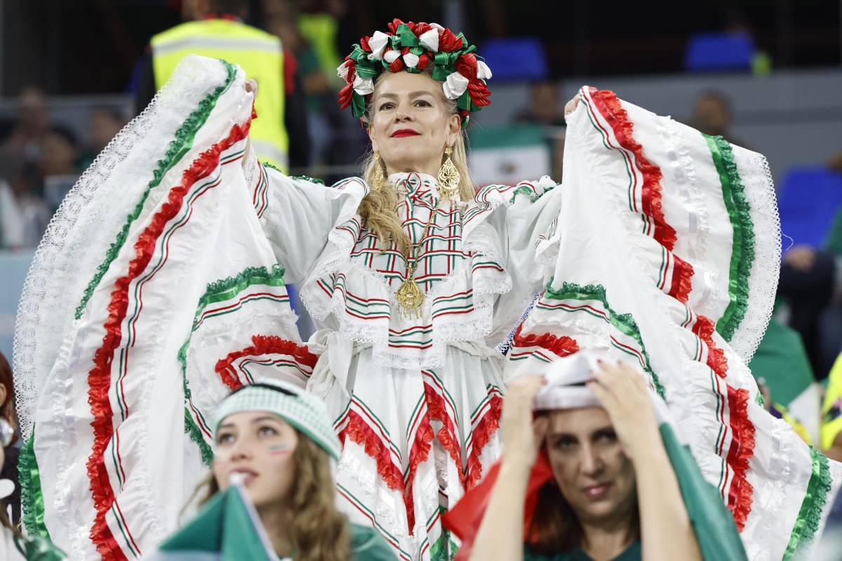 Chicas, hondureño presente y besos en debut de México