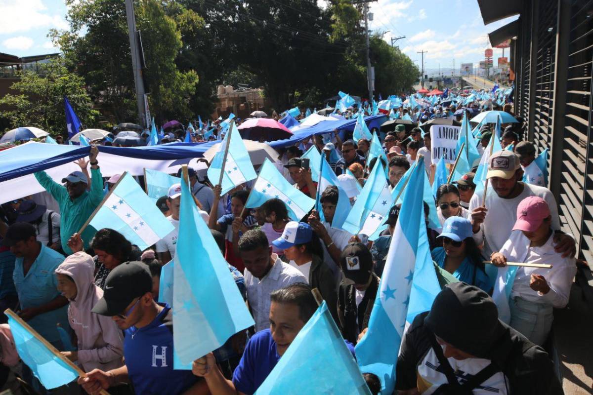 Nacionalistas se movilizan en Tegucigalpa en defensa de la democracia