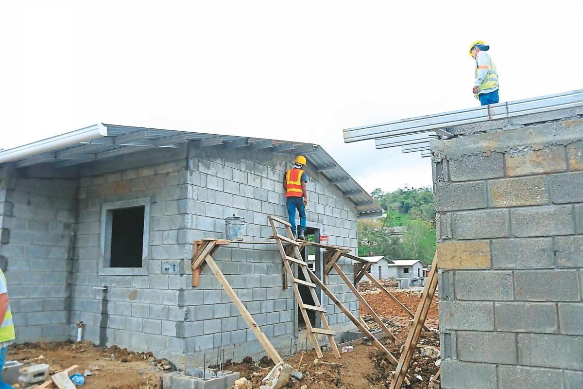 Avanza construcción de viviendas para damnificados de La Reina