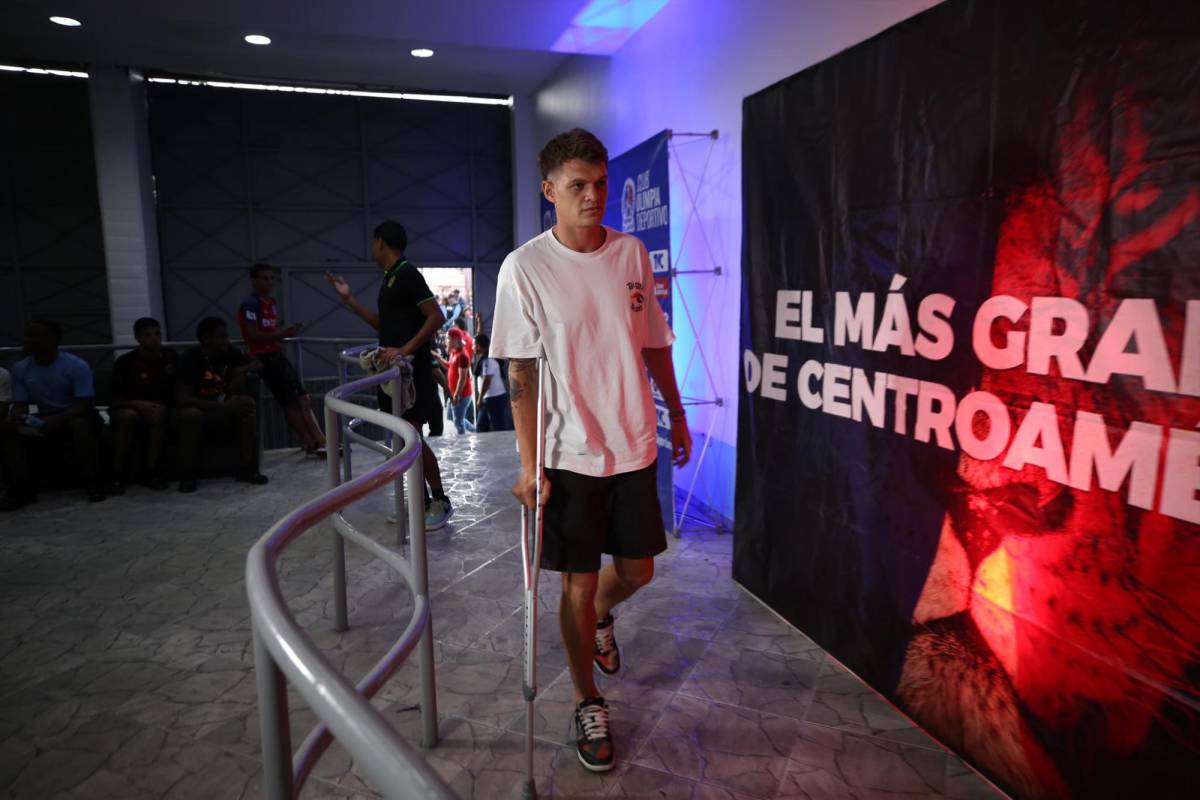 Santiago Molina llegó en muletas el pasado domingo al estadio Nacional Chelato Uclés.