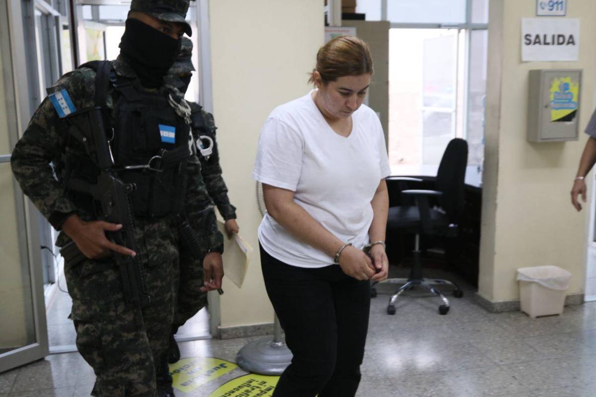 Con gritos eufóricos llega el diputado Nelson Márquez a su audiencia inicial