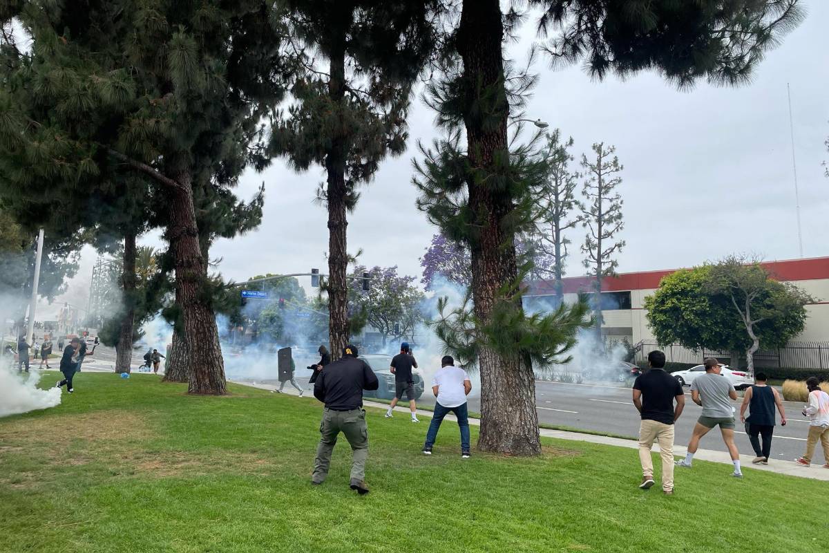 Caos en Los Ángeles por violentas protestas contra la cacería de migrantes