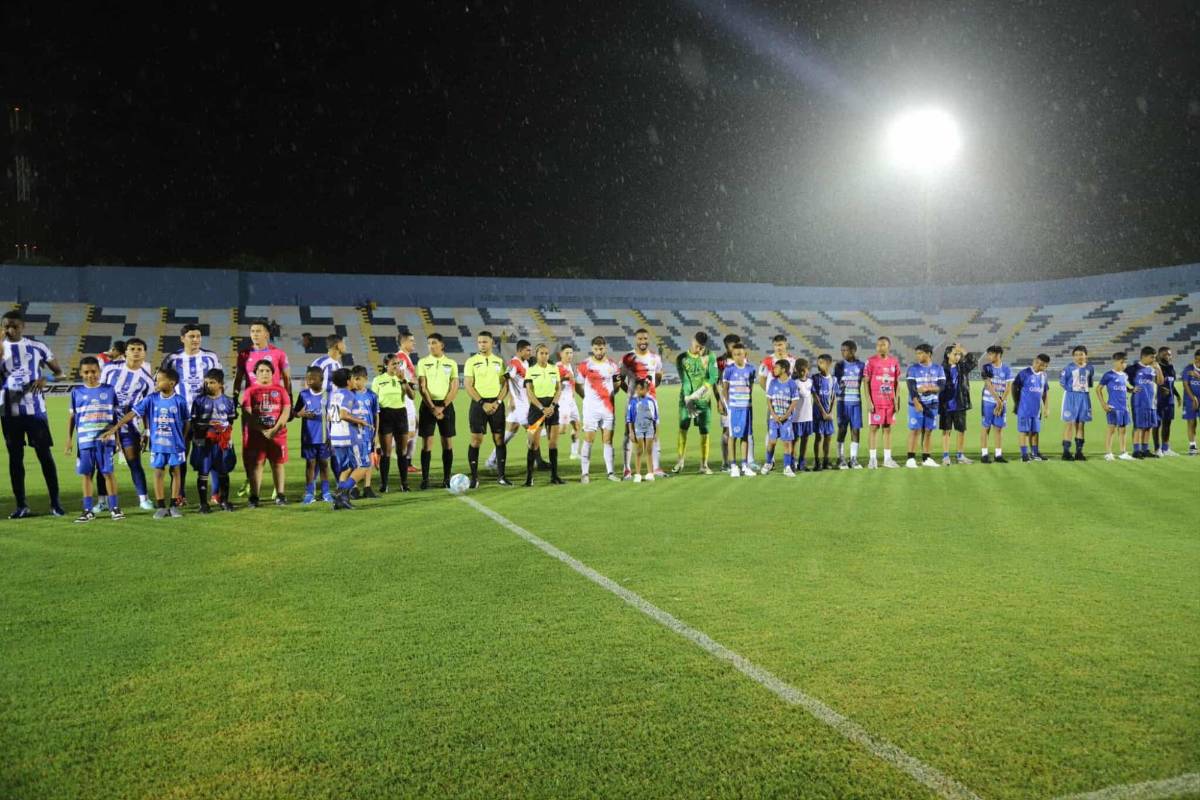 Estadio Ceibeño estrenó su cancha: aguacero, bellezas y bronca en Victoria-Herediano