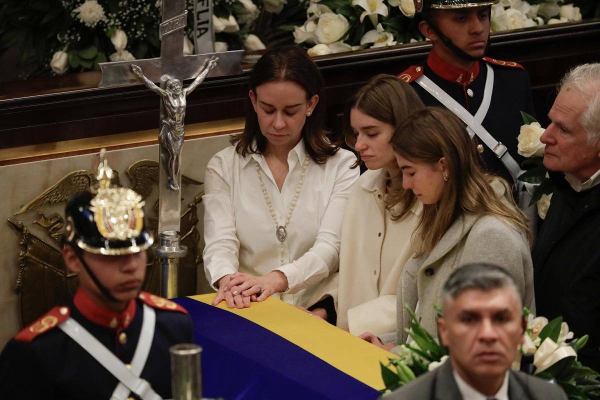 Los colombianos dan el último adiós a Uribe Turbay con flores blancas en el Capitolio