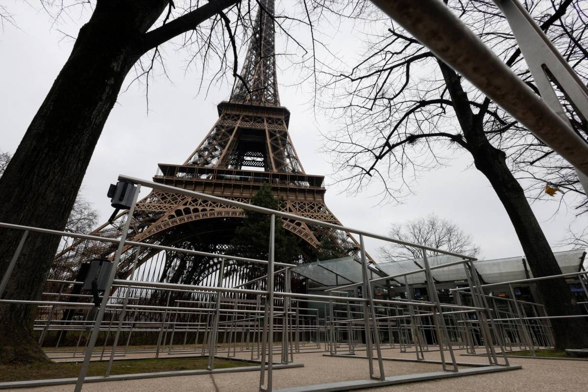 La Torre Eiffel se mantiene cerrada debido a una huelga
