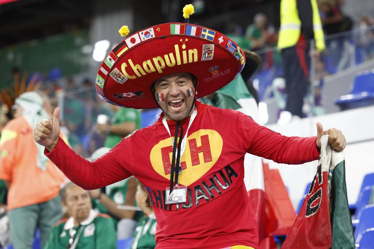 Chicas, hondureño presente y besos en debut de México