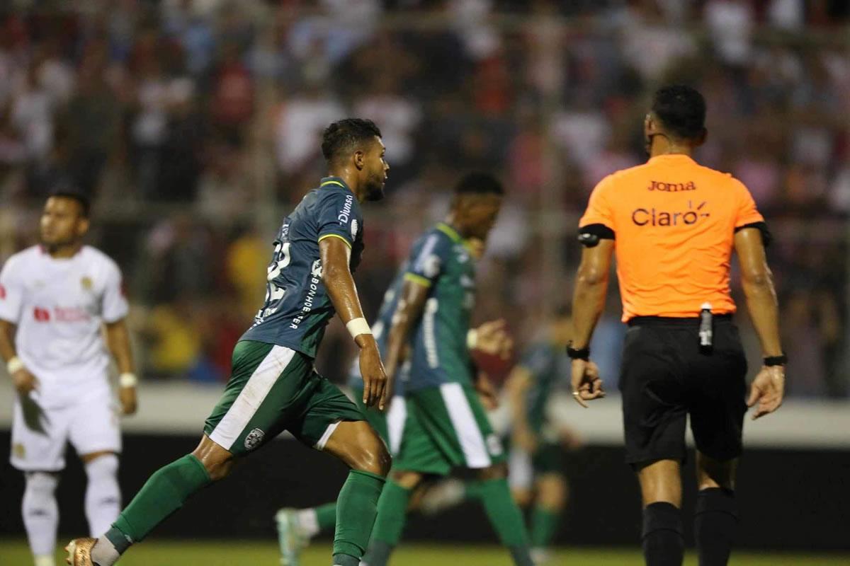 Kilmar Peña corriendo al centro del campo tras anotar el empate 1-1 del Marathón.