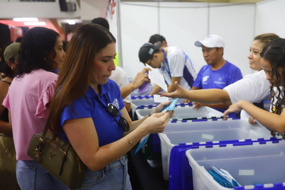 Fervor y sorpresas marcan la entrega de kits para Maratón La Prensa