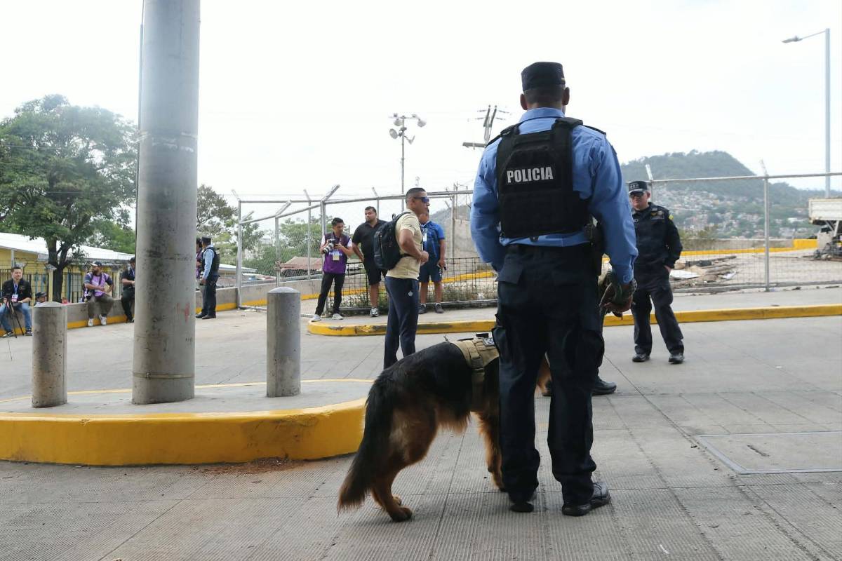 Olimpia-Motagua: Exgoleador aparece como Policía, susto y chica del 911 cautiva