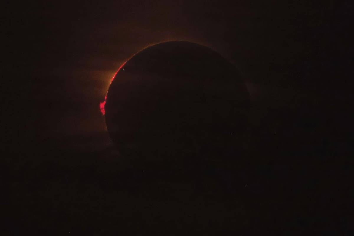 Eclipse total de Sol sorprende a millones con dos minutos de oscuridad
