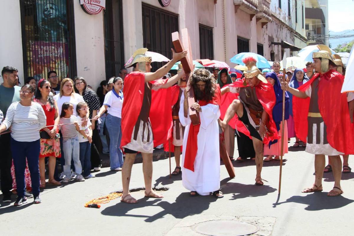 Con fe y devoción, hondureños reviven la Pasión de Cristo en Viernes Santo