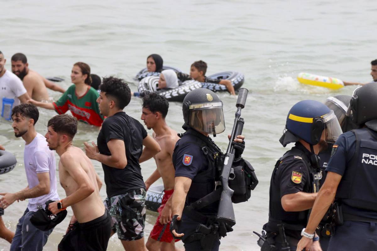 El caos se apodera de la frontera de Ceuta: miles de jóvenes quieren llegar a España