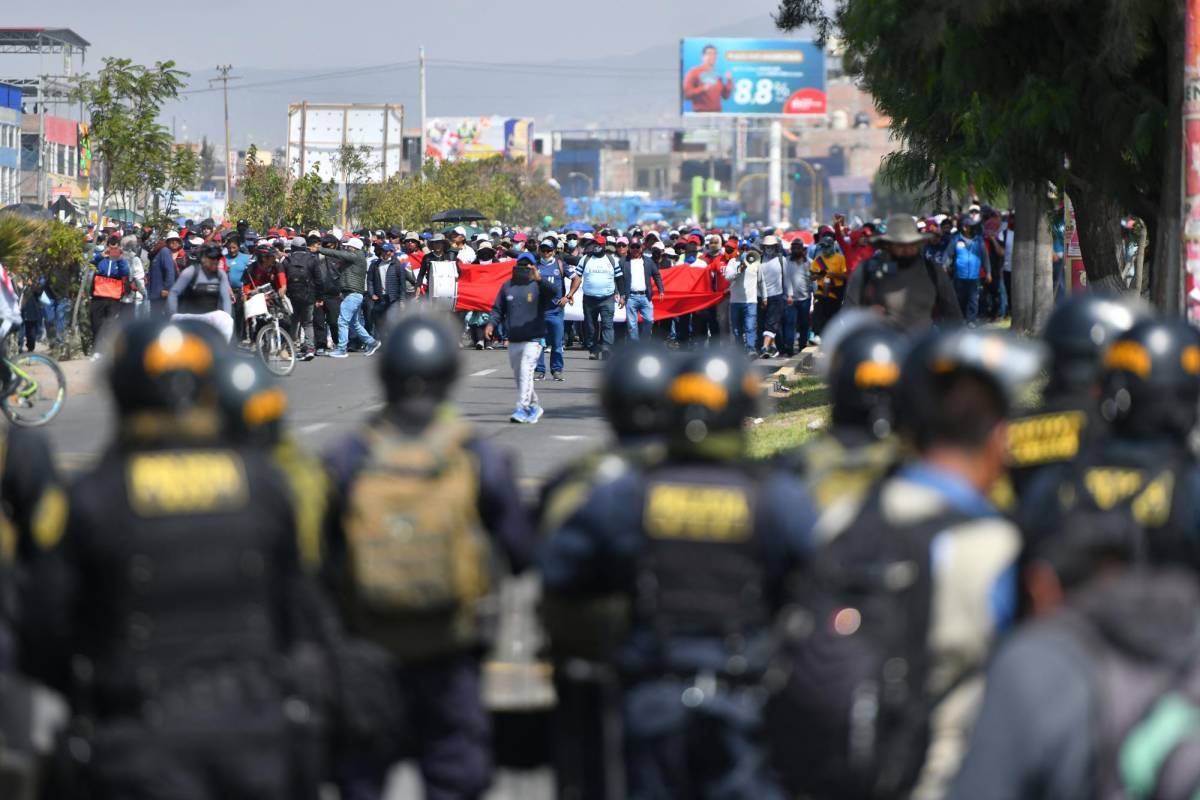 Declaran estado de emergencia en Perú por protestas violentas