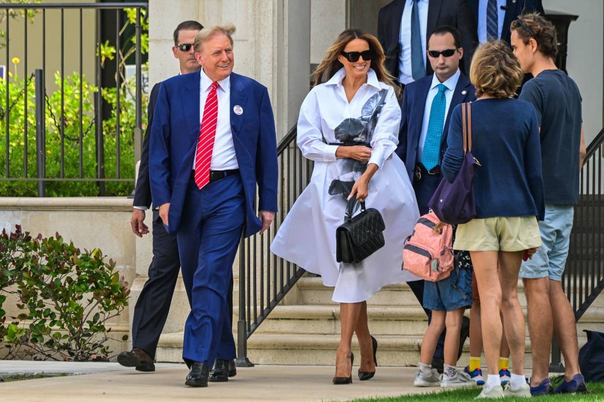 Donald Trump vota en persona junto a Melania en las primarias republicanas de Florida