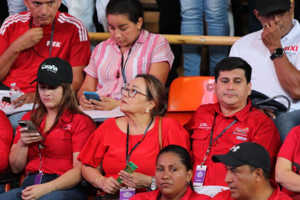 Reapariciones y respaldo a Rixi: las imágenes que dejó la asamblea de Libre en Tegucigalpa